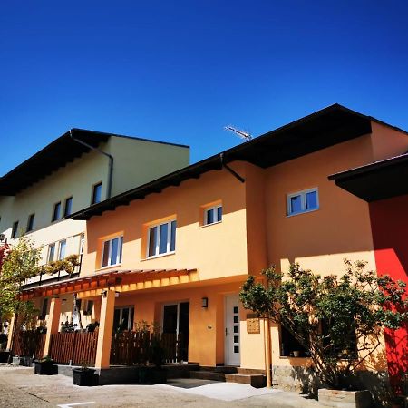 Hotel Goldene Krone Mistelbach Bagian luar foto