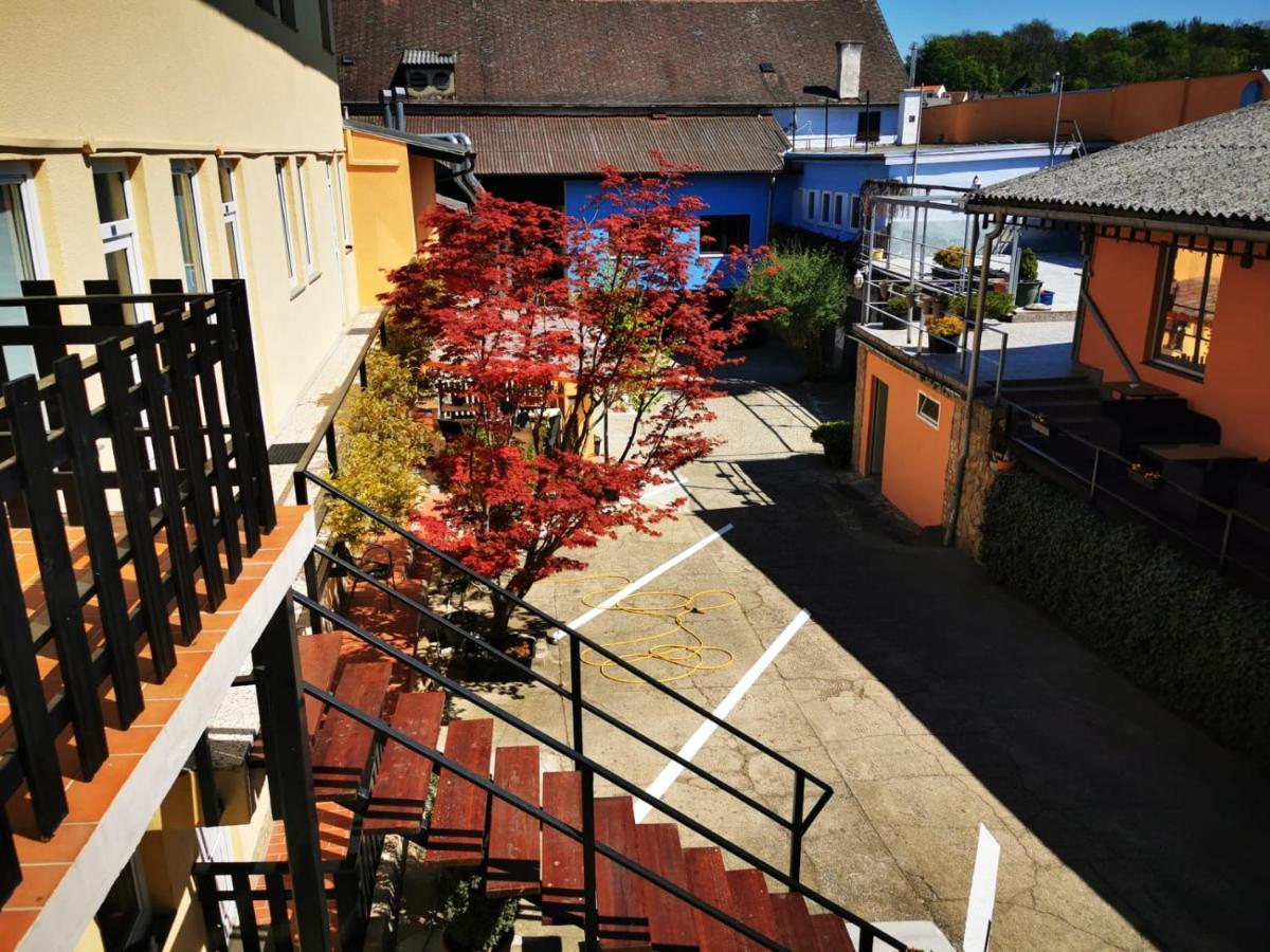 Hotel Goldene Krone Mistelbach Bagian luar foto