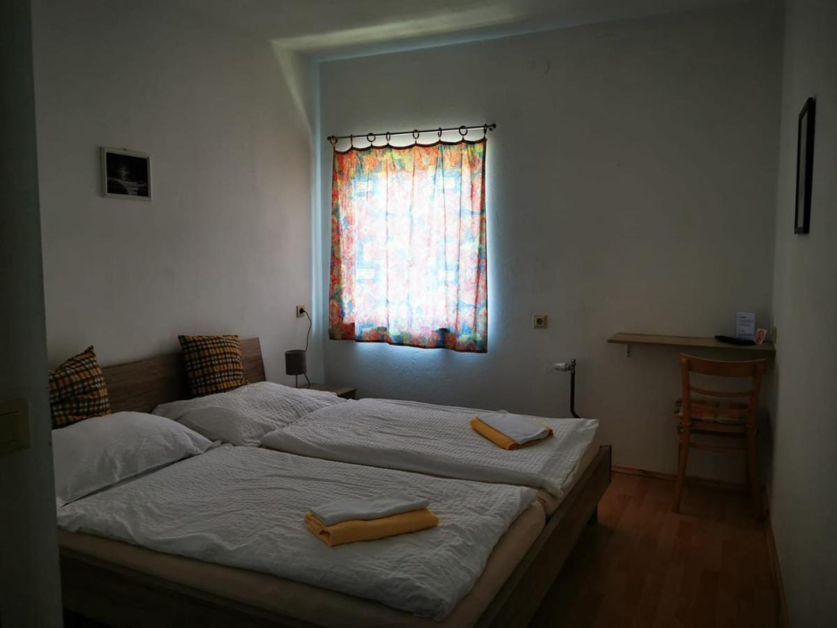 Hotel Goldene Krone Mistelbach Bagian luar foto
