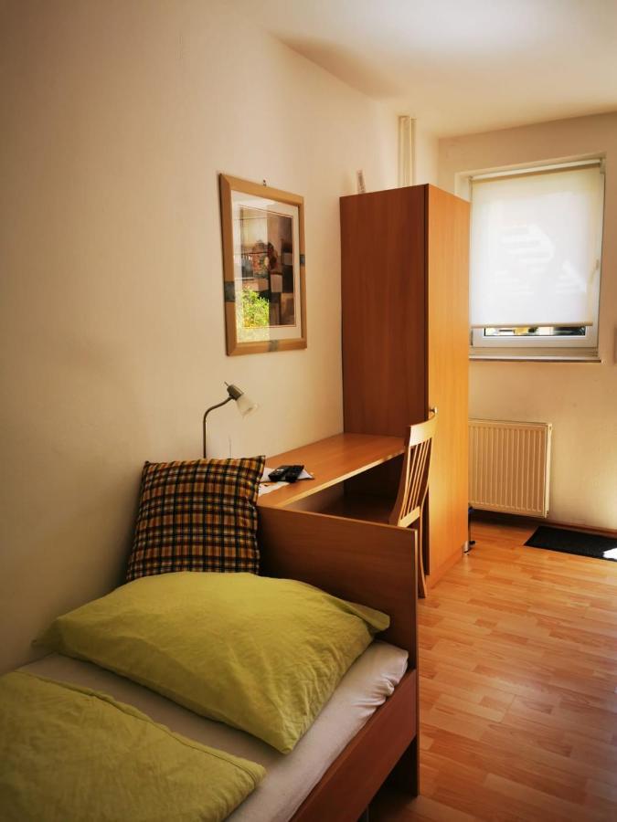 Hotel Goldene Krone Mistelbach Bagian luar foto