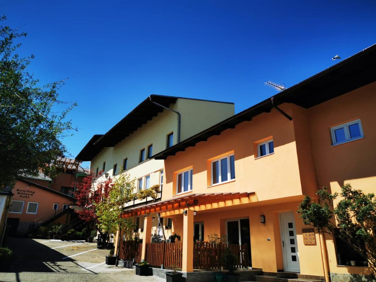 Hotel Goldene Krone Mistelbach Bagian luar foto