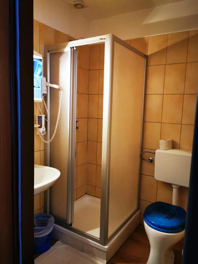 Hotel Goldene Krone Mistelbach Bagian luar foto