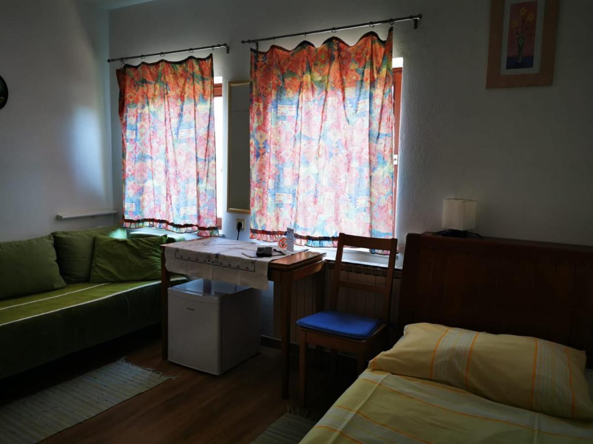 Hotel Goldene Krone Mistelbach Bagian luar foto