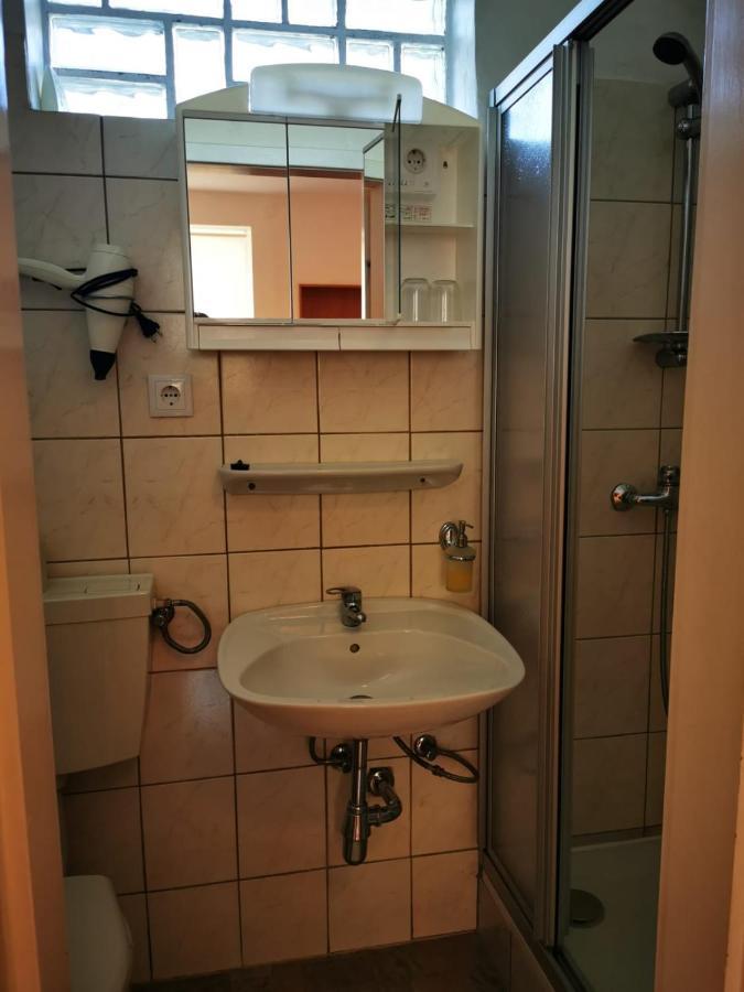 Hotel Goldene Krone Mistelbach Bagian luar foto
