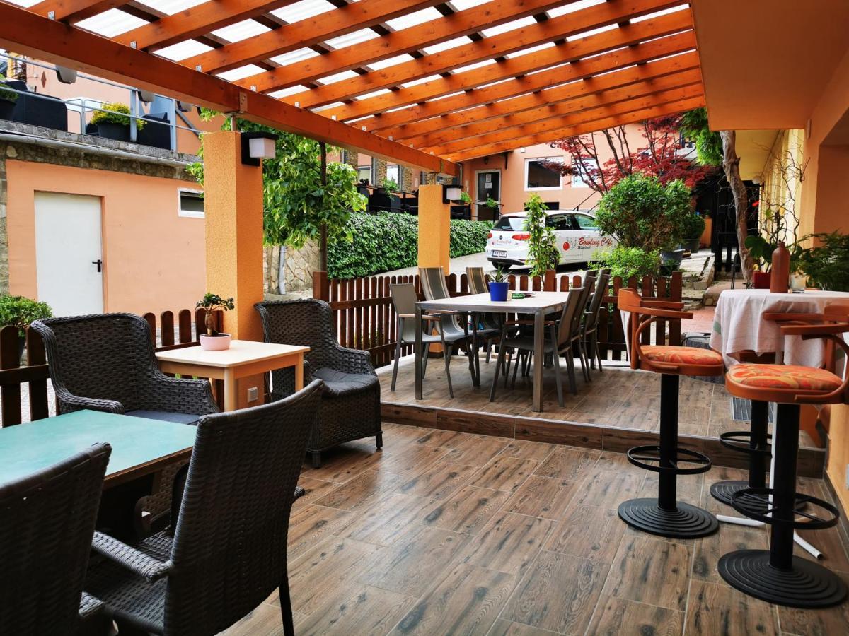 Hotel Goldene Krone Mistelbach Bagian luar foto