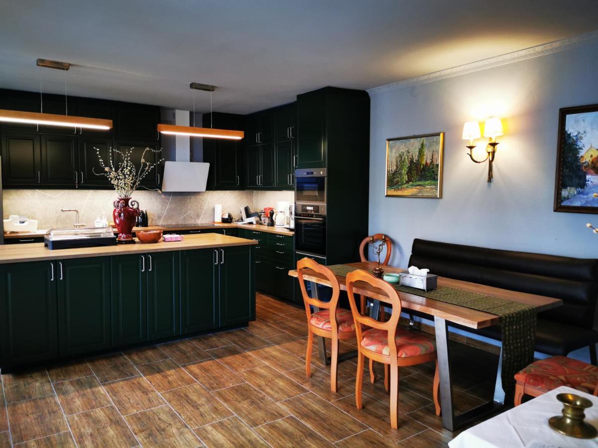 Hotel Goldene Krone Mistelbach Bagian luar foto