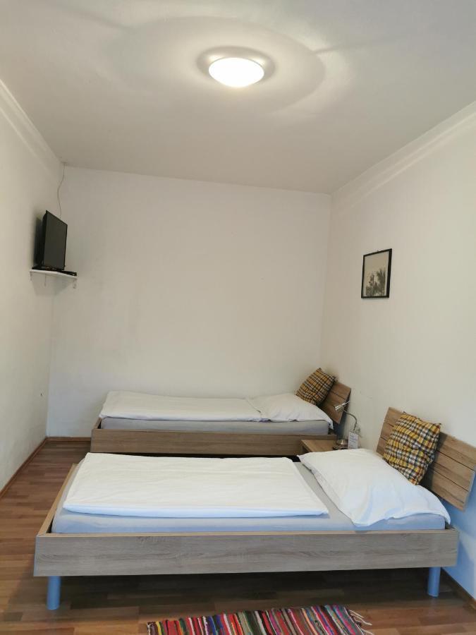 Hotel Goldene Krone Mistelbach Bagian luar foto