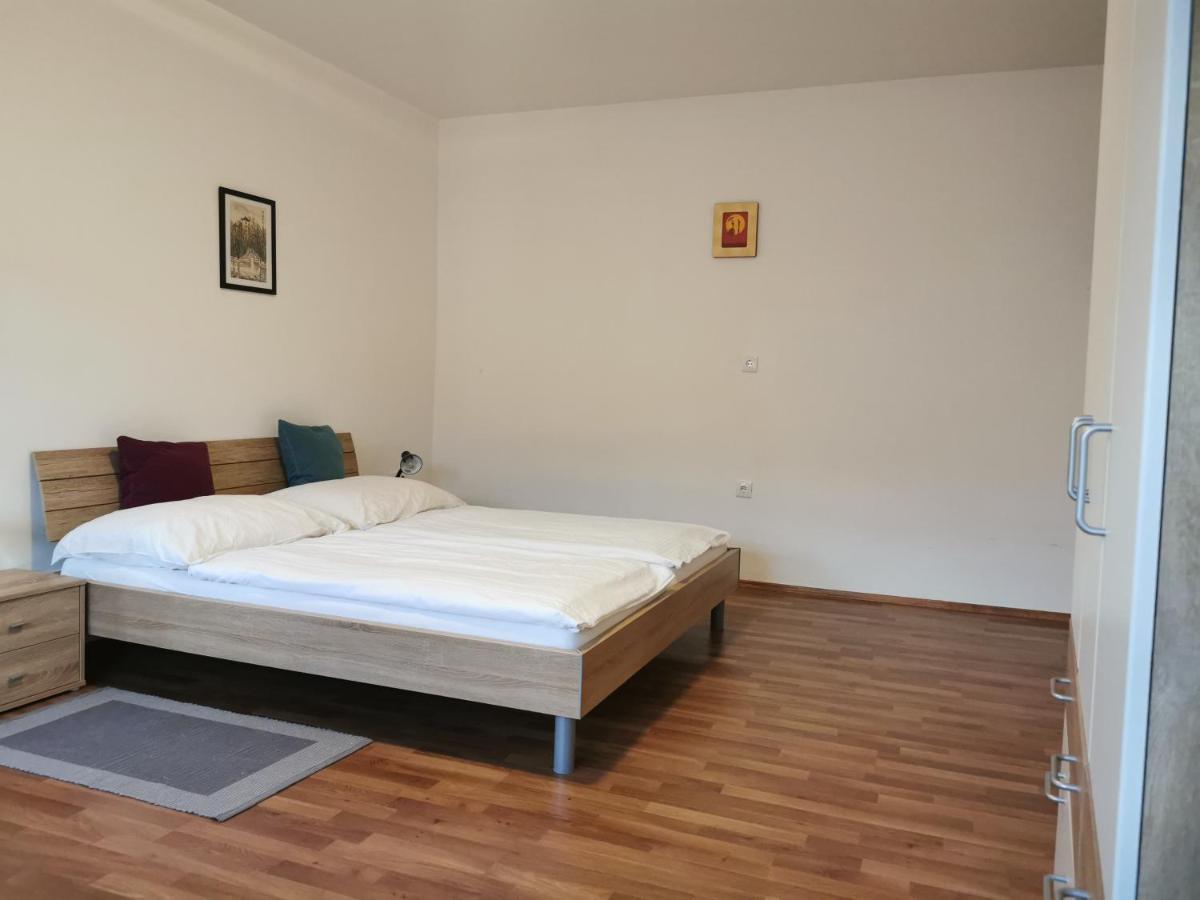 Hotel Goldene Krone Mistelbach Bagian luar foto