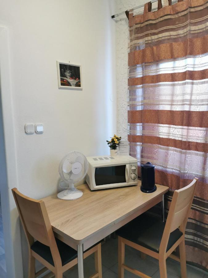 Hotel Goldene Krone Mistelbach Bagian luar foto